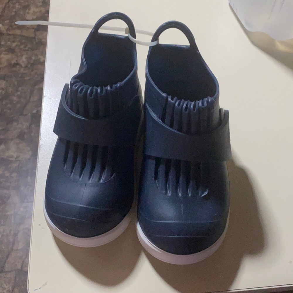 Rain over the shoes boots for kids boys size 9 neve worn